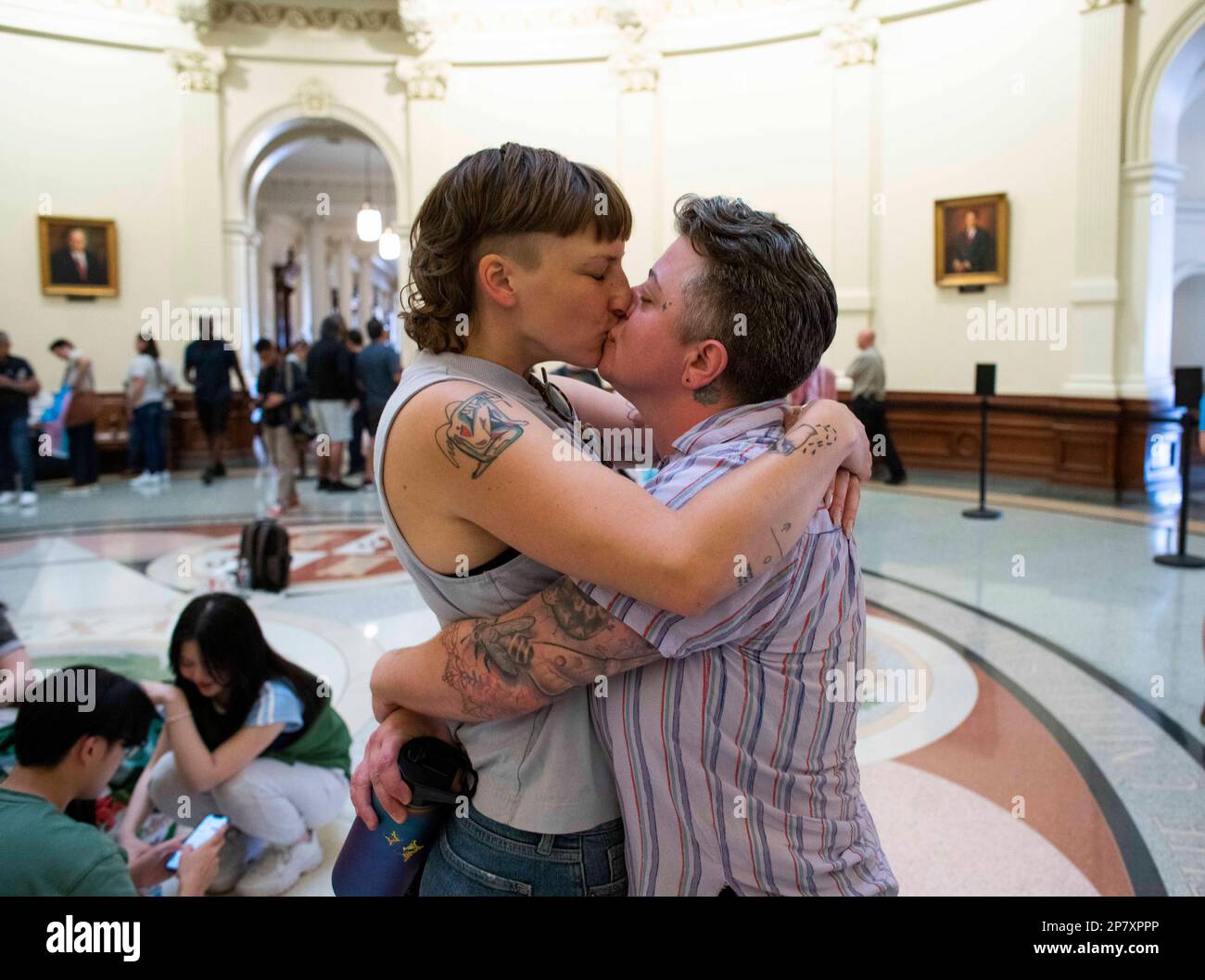 Austin, Texas, États-Unis. 8th mars 2023. KENDALL JACKSON, à gauche, et MAC EGGIMANN, d'Austin, embrassent la rotonde du Texas Capitol en assistant à un rassemblement pour les droits transgenres organisé par le Transsexuel Education Network of Texas (TENT), deux jours avant la date limite de dépôt de la facture à l'Assemblée législative du Texas en 88th. Des dizaines de projets de loi anti-LGBTQ ont été déposés à la Chambre et au Sénat. (Credit image: © Bob Daemmrich/ZUMA Press Wire) USAGE ÉDITORIAL SEULEMENT! Non destiné À un usage commercial ! Banque D'Images