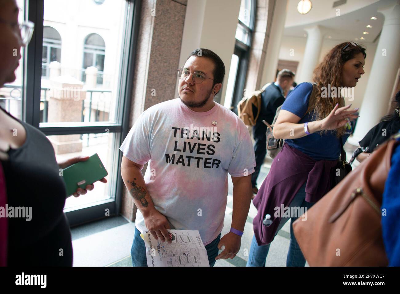 Austin, Texas, États-Unis. 8th mars 2023. Un groupe de Texans de l'Organisation des Texans transgenres de Latina (OTTT) milite pour les droits transgenres au cours d'une séance de l'après-midi deux jours avant la date limite de dépôt du projet de loi à l'Assemblée législative du Texas en 88th. (Credit image: © Bob Daemmrich/ZUMA Press Wire) USAGE ÉDITORIAL SEULEMENT! Non destiné À un usage commercial ! Crédit : ZUMA Press, Inc./Alay Live News Banque D'Images