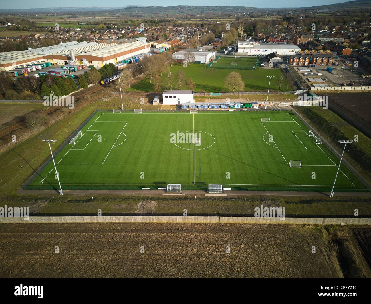 Vues aériennes du club de football non-League Bursscough, Lancashire, Royaume-Uni lors d'une journée ensoleillée en février 2023 Banque D'Images