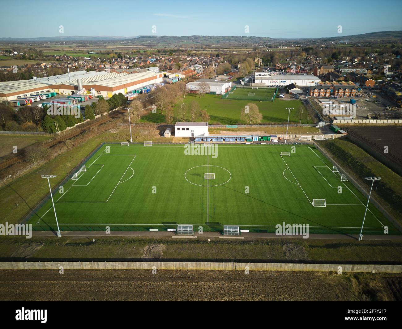 Vues aériennes du club de football non-League Bursscough, Lancashire, Royaume-Uni lors d'une journée ensoleillée en février 2023 Banque D'Images