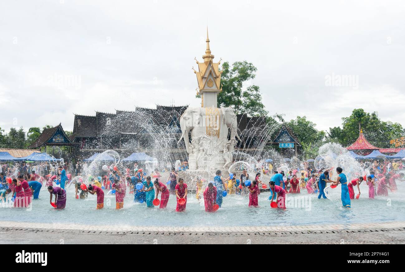 Les membres du groupe ethnique minoritaire de Dai célèbrent la nouvelle tradition purifiante des éclaboussures d'eau les unes sur les autres dans un parc aquatique du Yunnan en Chine Banque D'Images