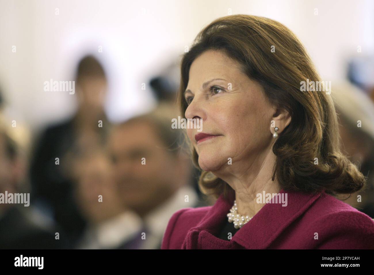 Queen Silvia of Sweden during her visit to the dementia section of St. Hildegardis Hospital of The Sovereign Military Order of Malta, in Cologne Saturday Oct. 17, 2009. The 'Silviahemmet' foundation founded by the queen works with dementia patients and supports their relatives . (AP Photo/Rolf Vennenbernd,Pool) Banque D'Images