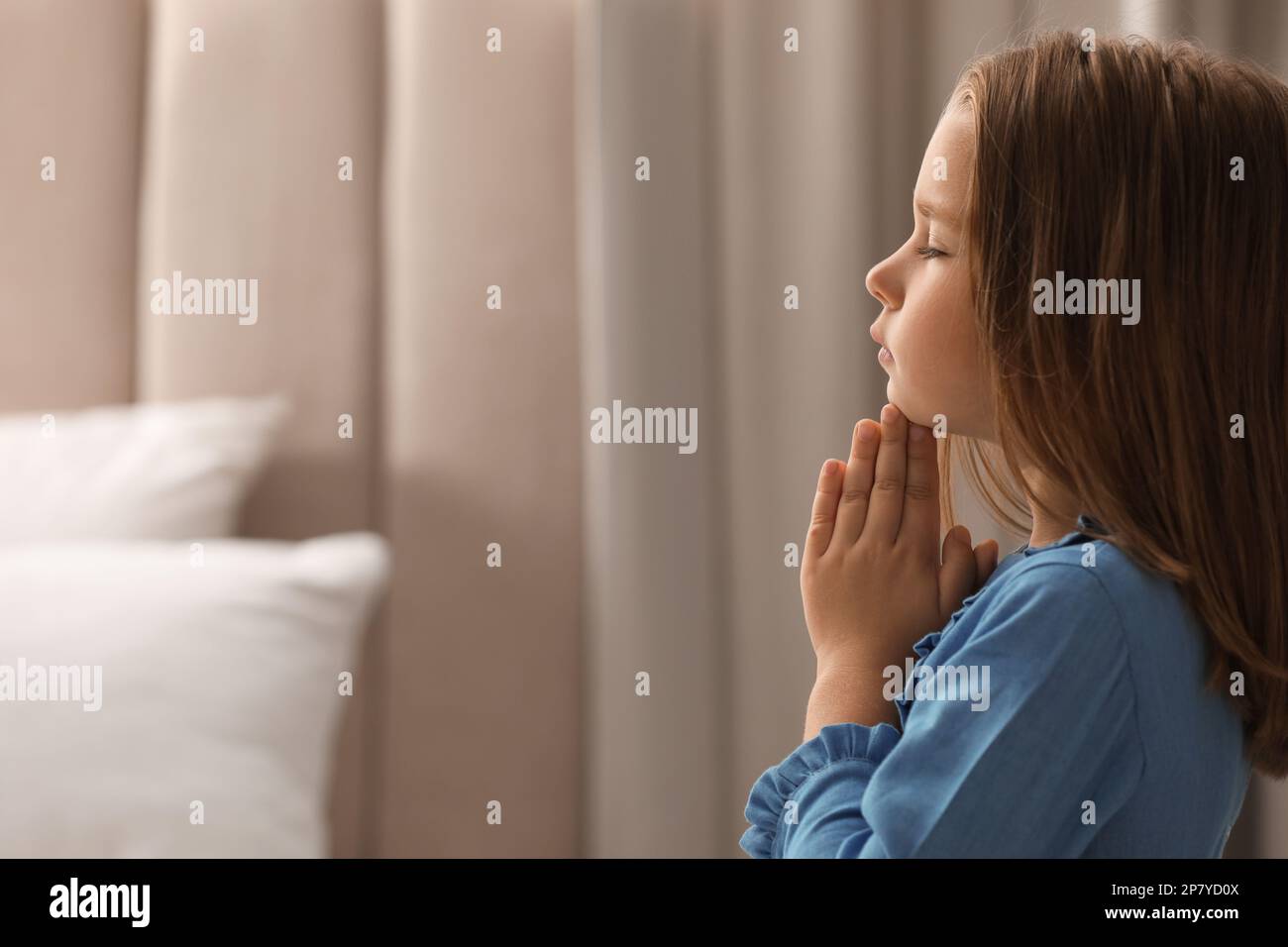 Petite fille mignonne disant la prière au coucher à la maison. Espace pour  le texte Photo Stock - Alamy