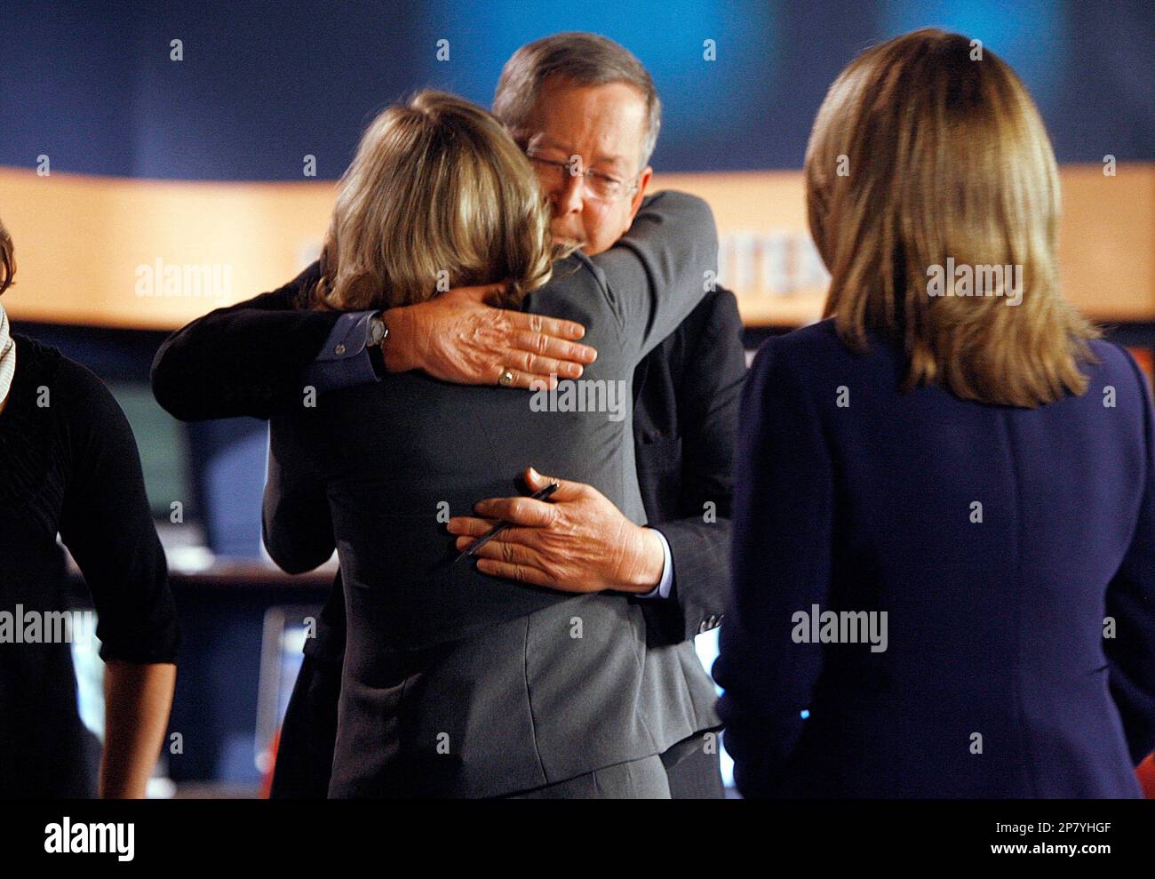 Anchorman Marselis Parsons, a fixture in the Vermont news scene for 42 years, gets a hug from Sharon Meyer in South Burlington, Vt., Thursday, Oct. 15, 2009. Parsons, whose first big assignment for WCAX-TV of Burlington was covering student protests over George Wallace's presidential campaign stop at Dartmouth in 1967, had his final official broadcast Thursday night.(AP Photo/Toby Talbot) Banque D'Images