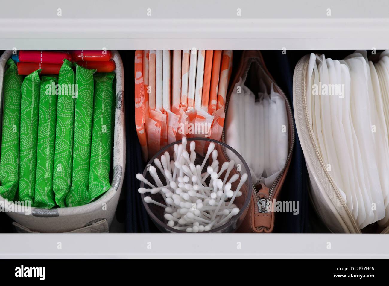 Ouvrez le tiroir de l'armoire avec les tapis menstruels, les tampons et les boutons en coton, au-dessus de la vue Banque D'Images