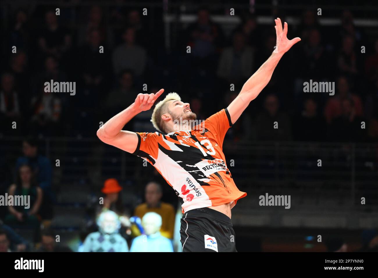 Berlin, Allemagne. 08th mars 2023. Berlin, Allemagne, 8 mars 2023: Ruben Schott (13) de Berlin Recycling volleys monte le ballon lors du quart final match de la Ligue des champions du CEV Volley 2023 entre Berlin Recycling volleys et Sir Sicoma Monini Pérouse à Max-Schmeling-Halle à Berlin, Allemagne. (Ryan Sleiman /SPP) crédit: SPP Sport Press photo. /Alamy Live News Banque D'Images