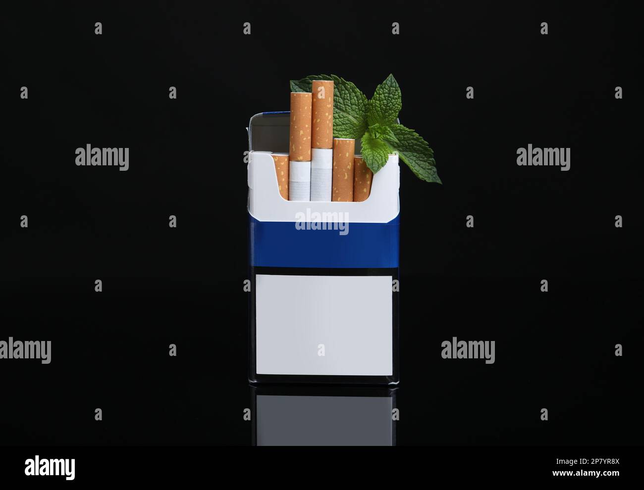 Paquet de cigarettes de menthol et de menthe sur fond noir Banque D'Images