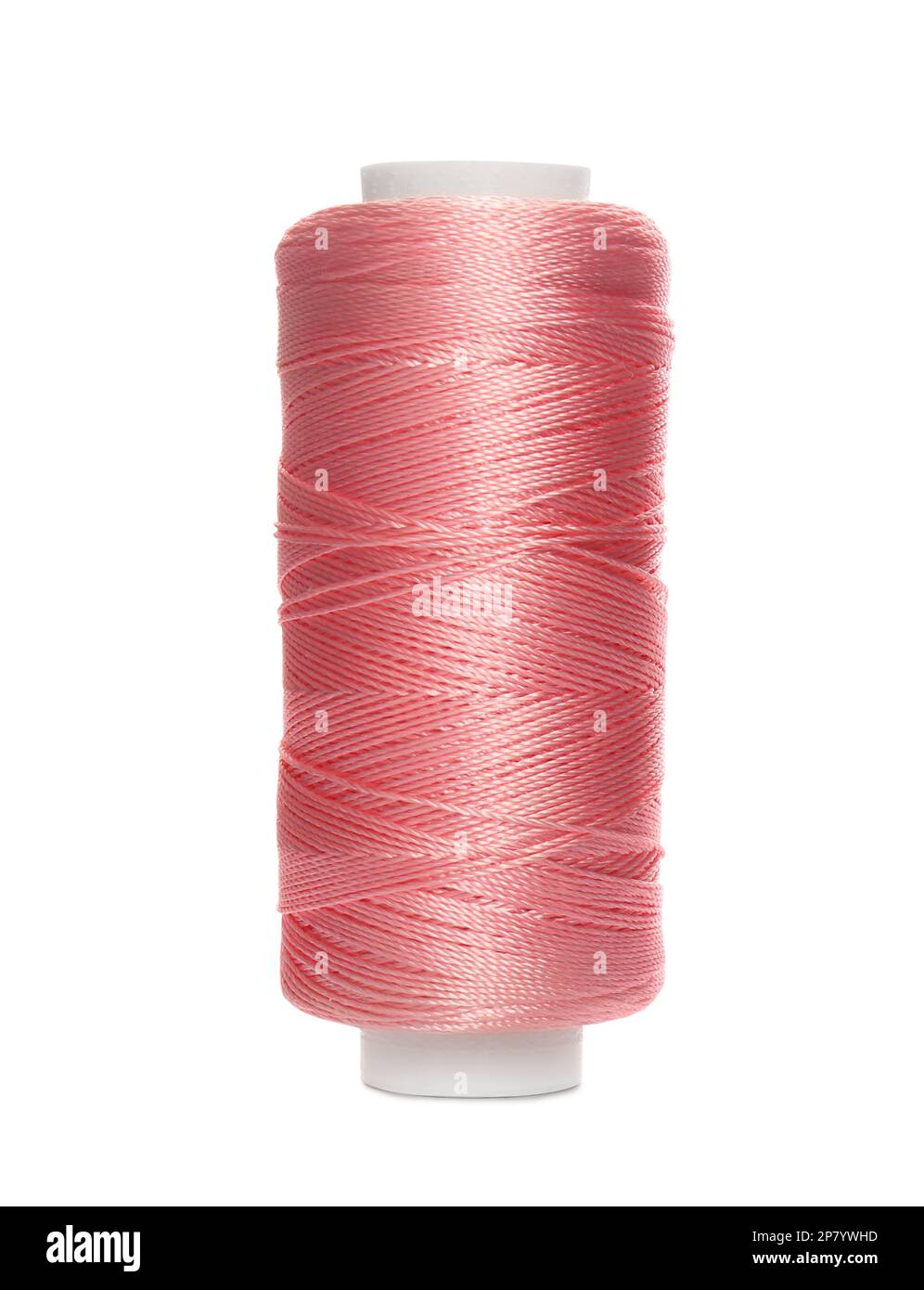 Bobine de fil à coudre rose isolée sur blanc Banque D'Images