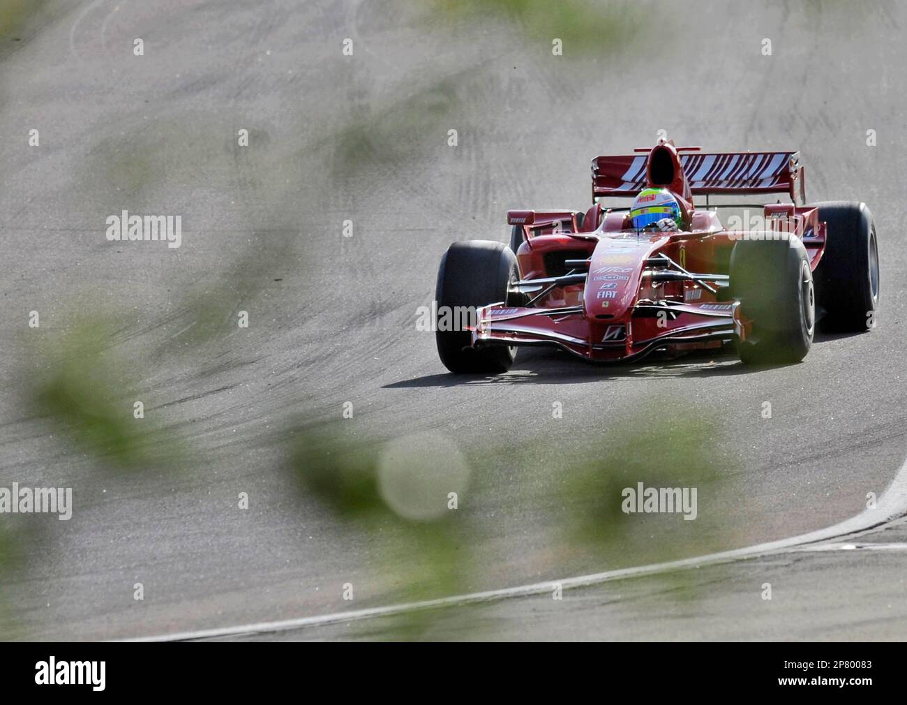 Ferrari Formula One driver Felipe Massa, of Brazil, steers an F2007 racer during a practice session on Ferrari's Fiorano private test track in Maranello, near Modena, Italy, Monday, Oct. 12, 2009. Massa on Monday took his first test drive in a Formula One car since a life-threatening accident earlier this year. (AP Photo/Marco Vasini) Banque D'Images