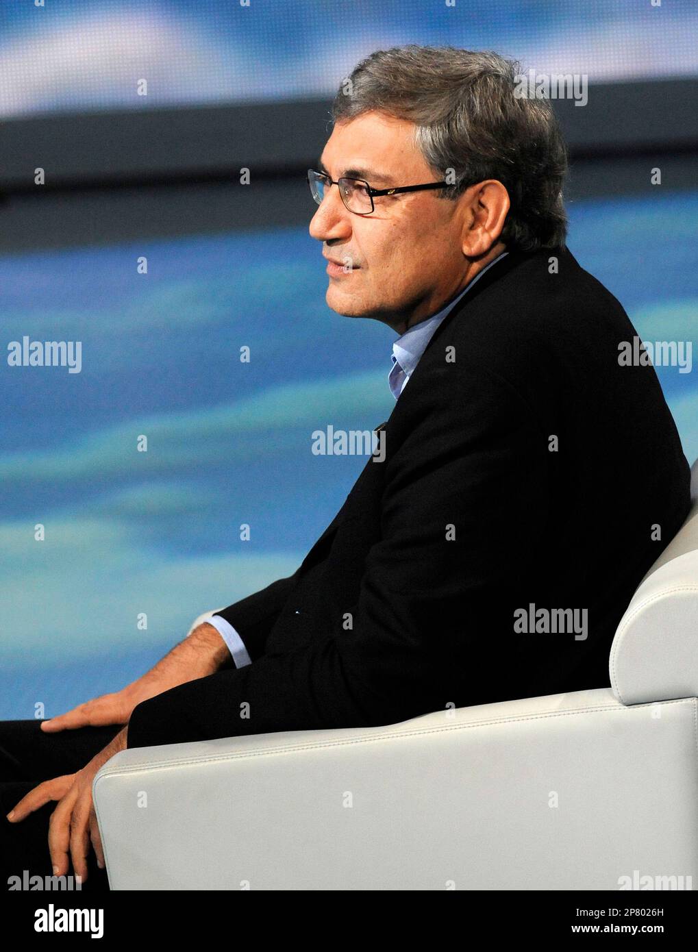 Turkish literature Nobel Prize winner Orhan Pamuk, appears with TV host Fabio Fazio, not seen, during the Italian State RAI TV program "Che Tempo che Fa", in Milan, Italy, Sunday, Oct. 11, 2009. (AP Photo/Giuseppe Aresu) Banque D'Images