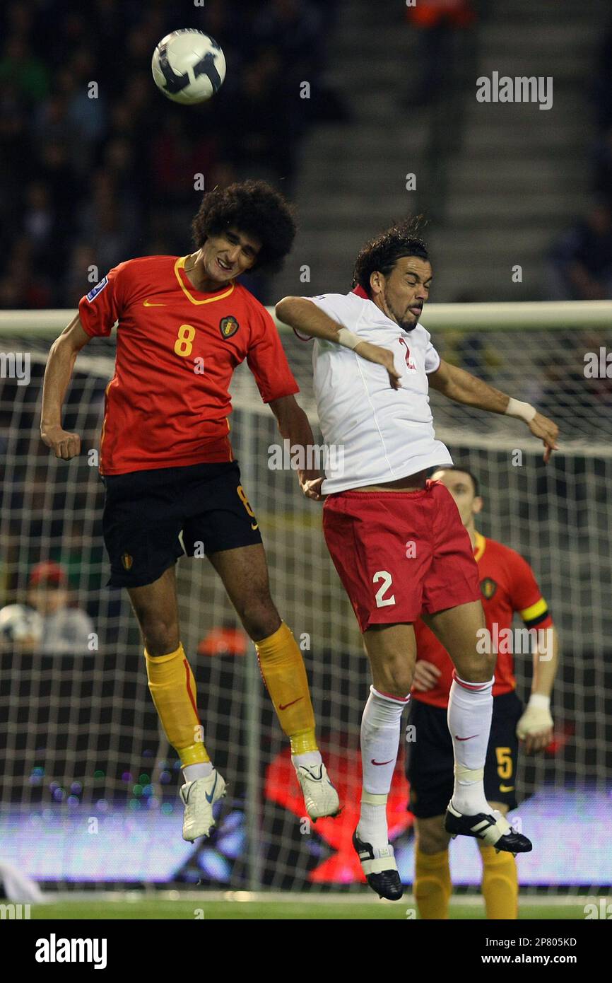Belgium's Marouane Fellaini, left, challenges Turkey's Servet Cetin during their World Cup group 5 qualifying soccer match at the King Baudouin stade in Brussels, Belgium, Saturday Oct. 10, 2009. (AP Photo/Geert Vanden Wijngaert) Banque D'Images