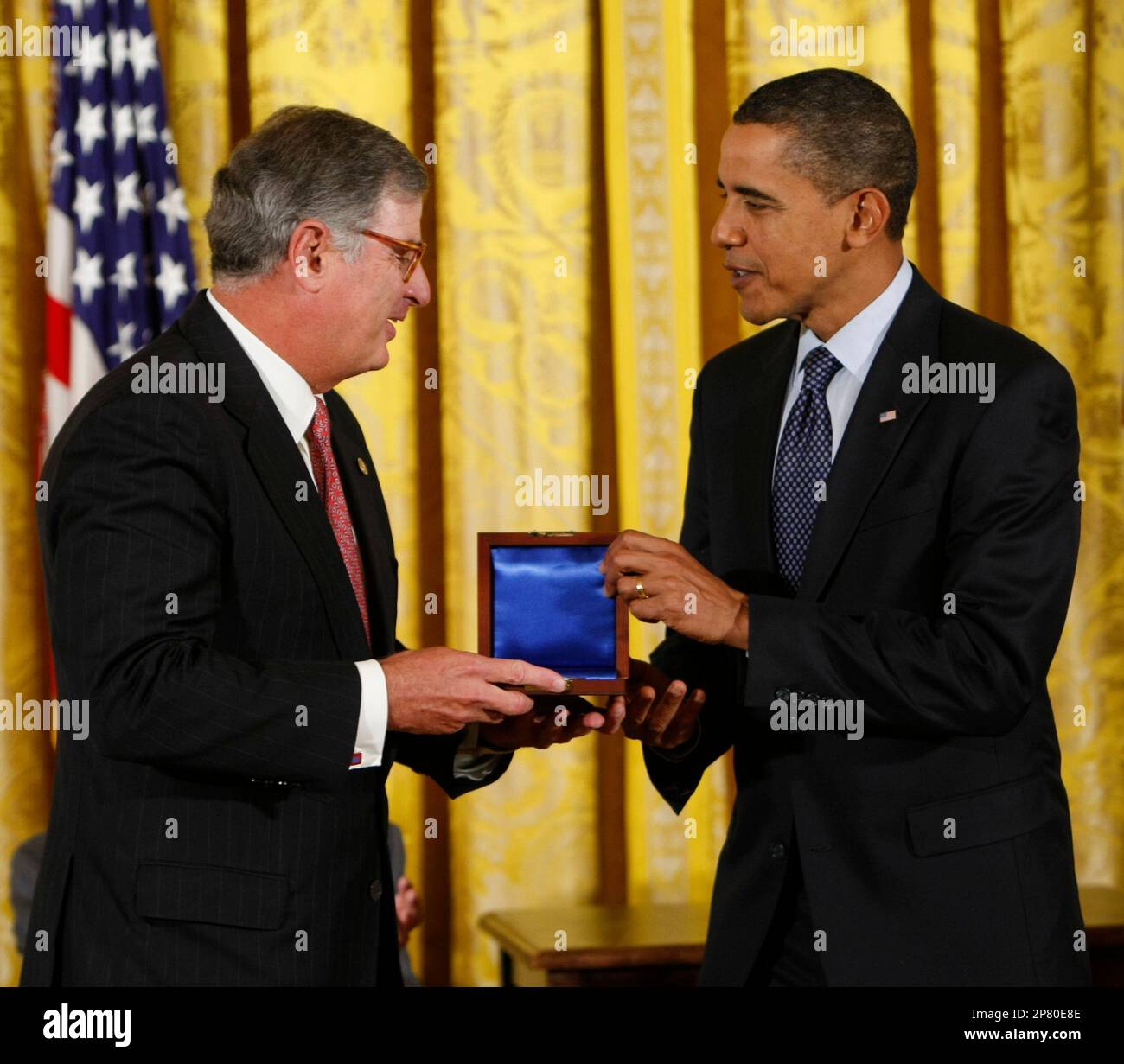 IBM Chief Executive Officer Samuel J. Palmisano receives the National Medal of Technology and Innovation on behalf of the company from President Barack Obama, Wednesday, Oct. 7, 2009, in the East Room of the White House in Washington. (AP Photo/Gerald Herbert) Banque D'Images
