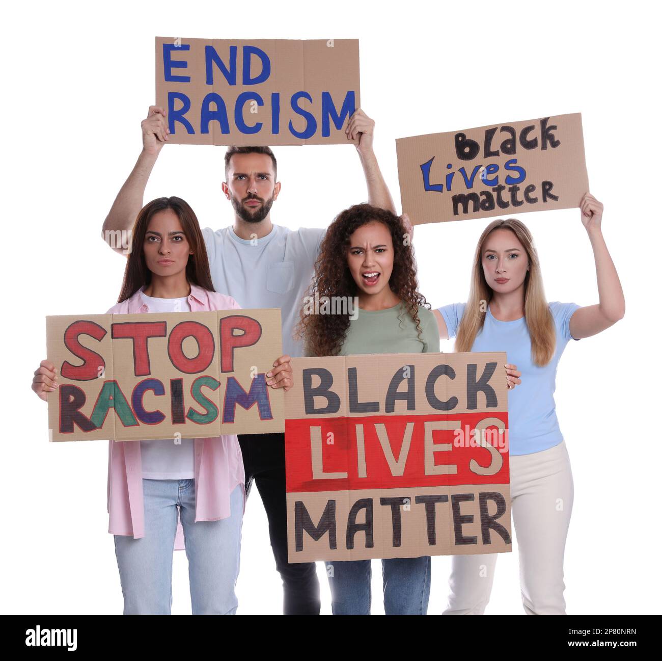 Les manifestants manifestant différents slogans anti-racisme sur fond blanc. Personnes portant des signes avec des phrases Banque D'Images