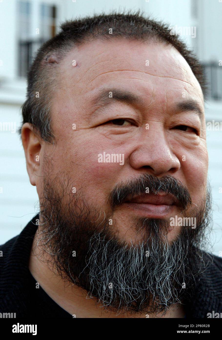 Der chinesische AvantgardeKuenstler Ai Weiwei vor dem Theater am