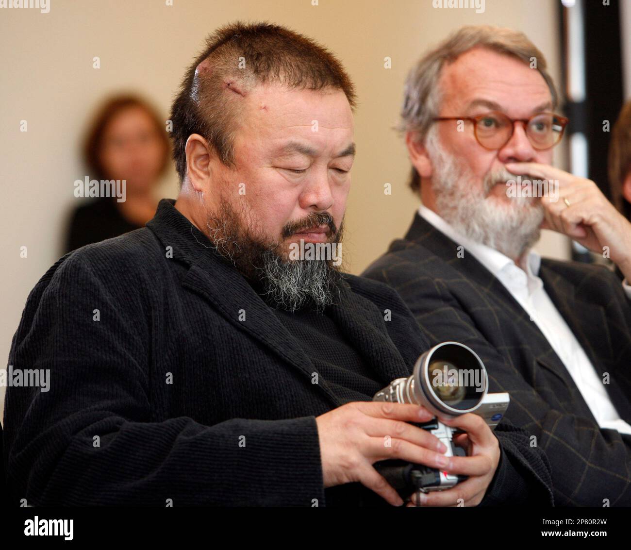 Der Chinesische Avantgarde Kuenstler Ai Weiwei Mit Einer Videokamera Im der-chinesische-avantgarde-kuenstler-ai-weiwei-mit-einer-videokamera-im