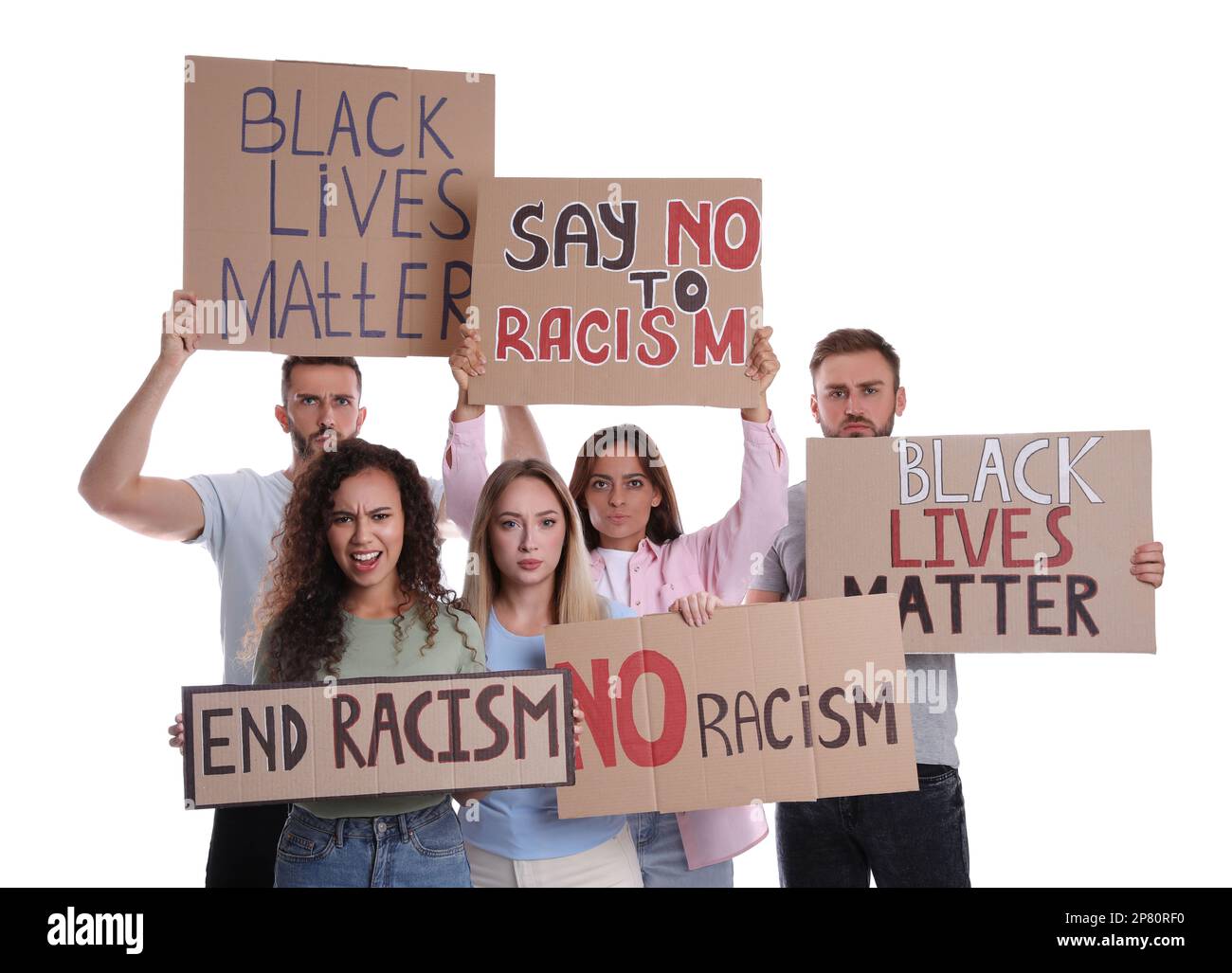 Les manifestants manifestant différents slogans anti-racisme sur fond blanc. Personnes portant des signes avec des phrases Banque D'Images