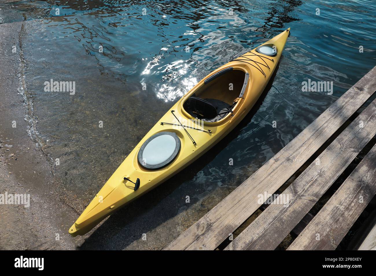 Kayak moderne sur la rivière, au-dessus de la vue. Activité de camp d'été Banque D'Images Kayak moderne sur la rivière, au-dessus de la vue. Activité de camp d'été Banque D'Images