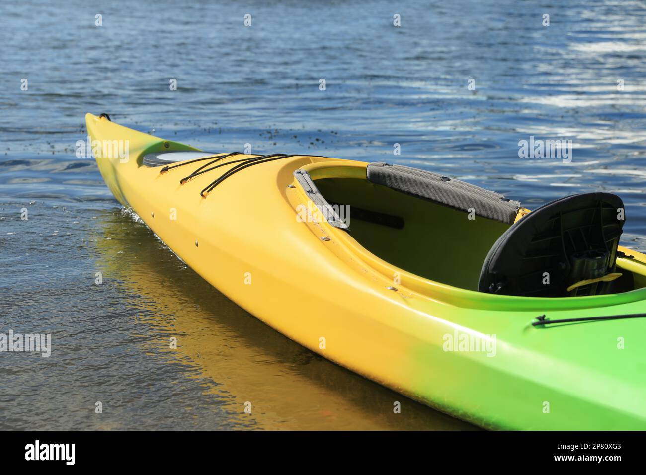 Kayak moderne sur la rivière, à proximité. Activité de camp d'été Banque D'Images Kayak moderne sur la rivière, à proximité. Activité de camp d'été Banque D'Images