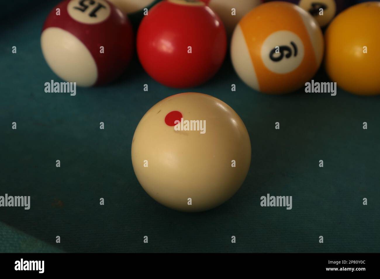 Balles de billard avec vue sur le dessus. Jeu de billard sur une table verte. Activités récréatives et de divertissement. Banque D'Images