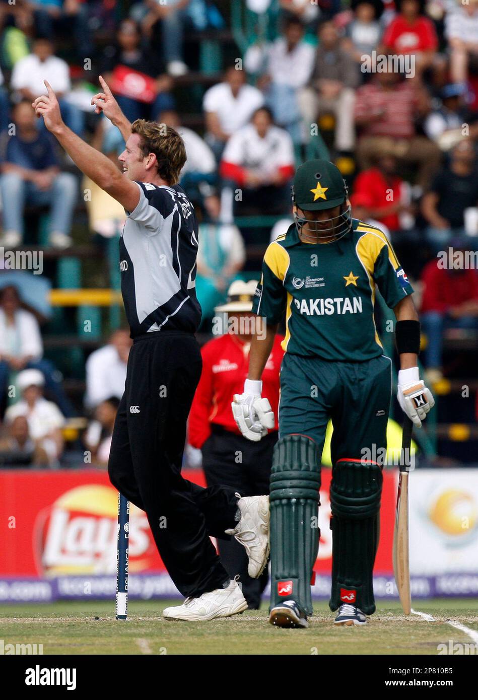 New Zealand's bowler Ian Butler, left, celebrates dismissing Pakistan's batsman Shoaib Malik, right, for 2 runs during their semi-final of the Champions Trophy cricket match at the Wanderers stadium in Johannesburg, South Africa, Saturday Oct. 3, 2009. (AP Photo/Themba Hadebe) Banque D'Images
