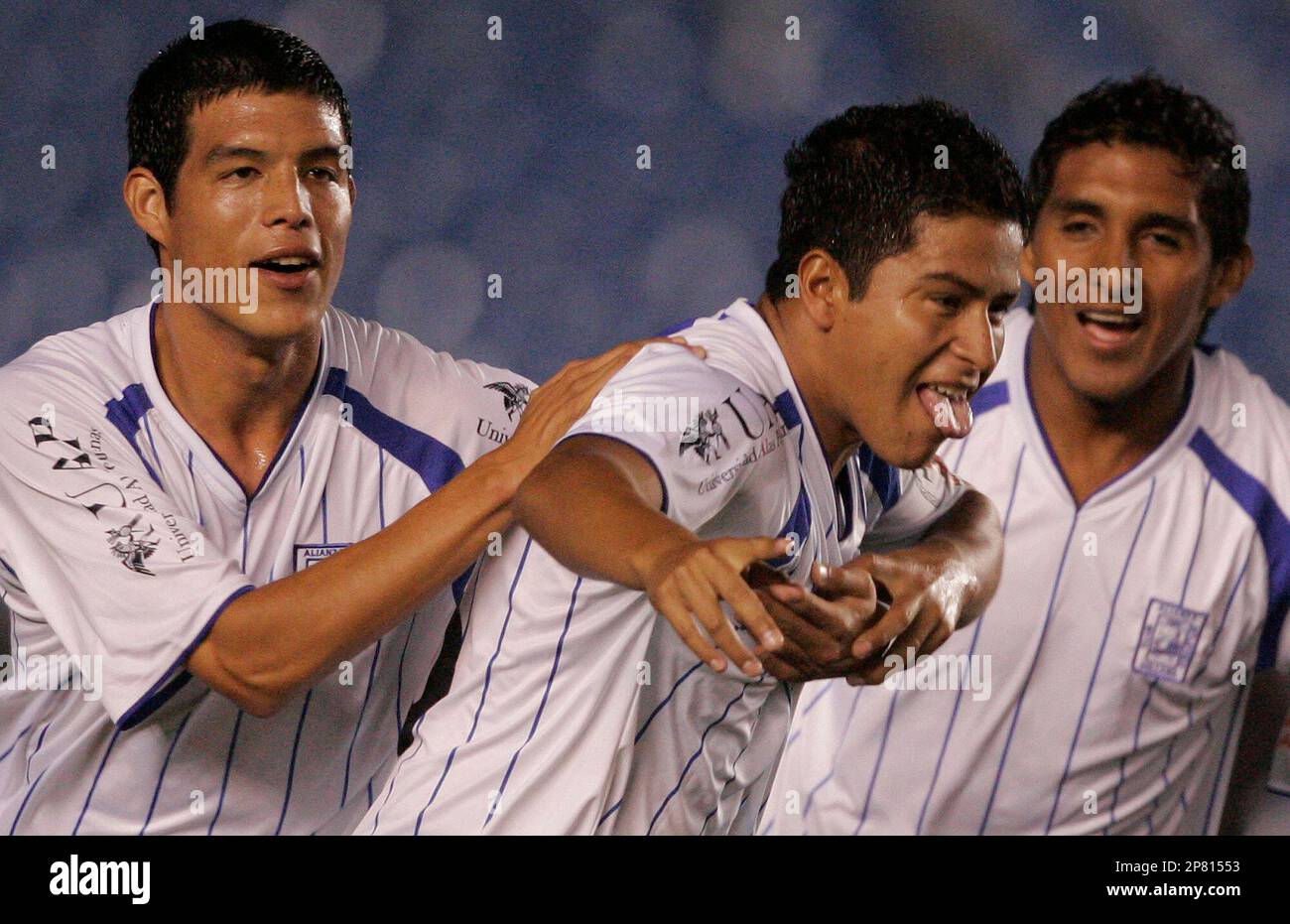 Peru's Alianza Atletico's Marcio Valverde, center, celebrates with teammates Kerwin Peixoto, left, and Saulo Aponte after scoring against Brazil's Fluminense's during a Copa Sudamericana soccer match in Rio de Janeiro, Wednesday, Oct. 1, 2009. (AP Photo/ Ricardo Moraes) Banque D'Images