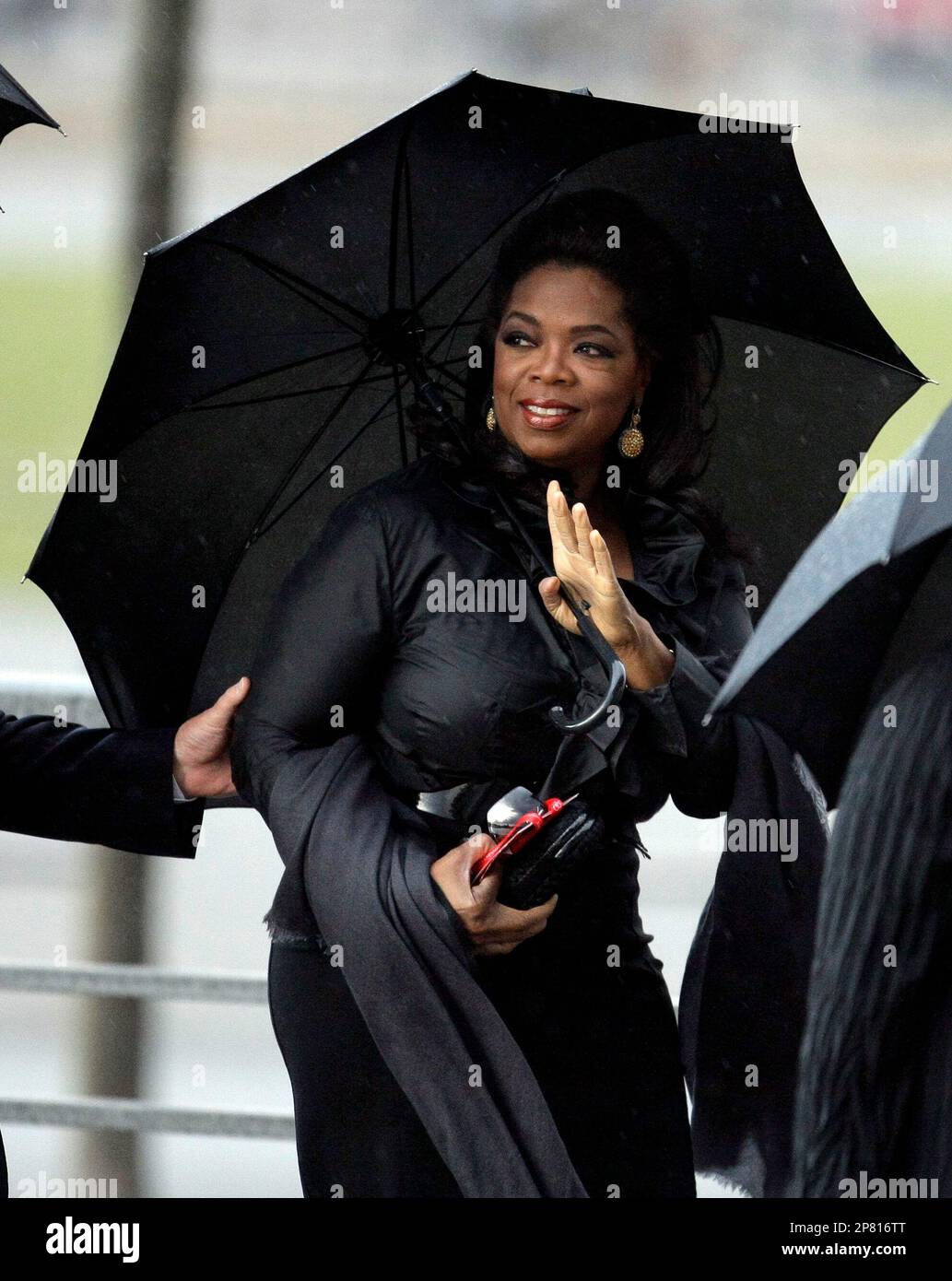 U.S. talk show host Oprah Winfrey arrives for the opening ceremony of the IOC Congress at the Copenhagen Opera House in Copenhagen, Thursday, Oct. 1, 2009. Chicago, Madrid, Rio de Janeiro and Tokyo are competing for the right to host the 2016 Summer Olympic Games. The IOC will choose the winning city in a vote on Friday Oct. 2 in Copenhagen. (AP Photo/Matt Dunham) Banque D'Images