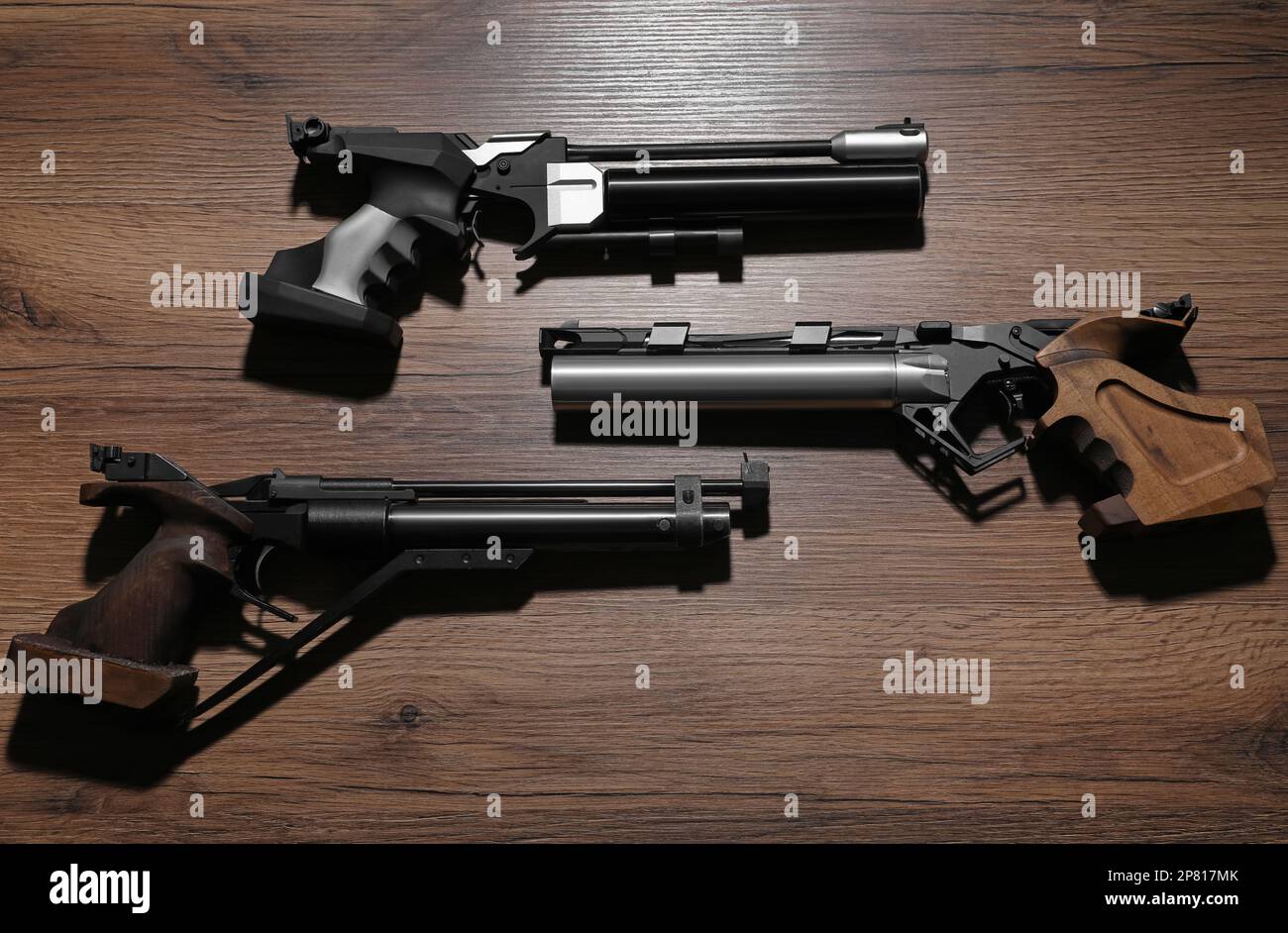 Différentes pistolets sur une table en bois. Tir à l'arme Banque D'Images