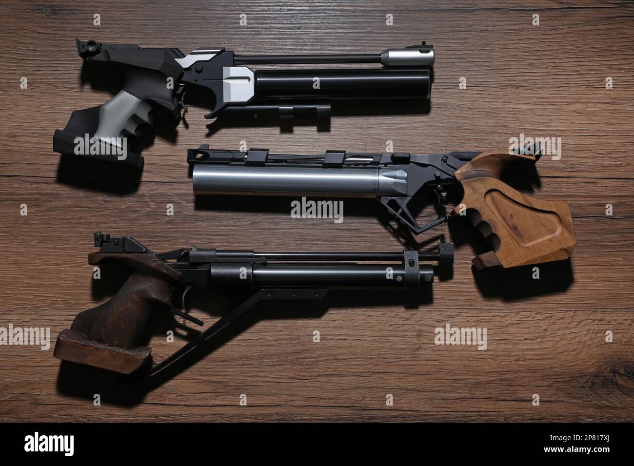 Différentes pistolets sur une table en bois. Tir à l'arme Banque D'Images