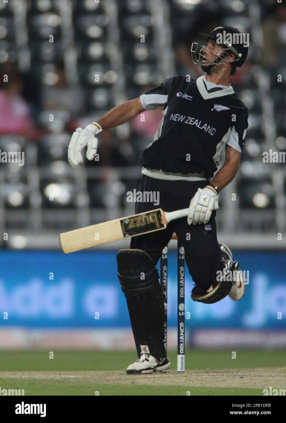 New Zealand batsman Grant Elliot reacts after being caught out by England's wicket keeper Eoin Morgan during their Champions Trophy cricket match at Wanderers in Johannesburg, South Africa,Tuesday, Sept. 29, 2009. (AP Photo/Karel Prinsloo) Banque D'Images