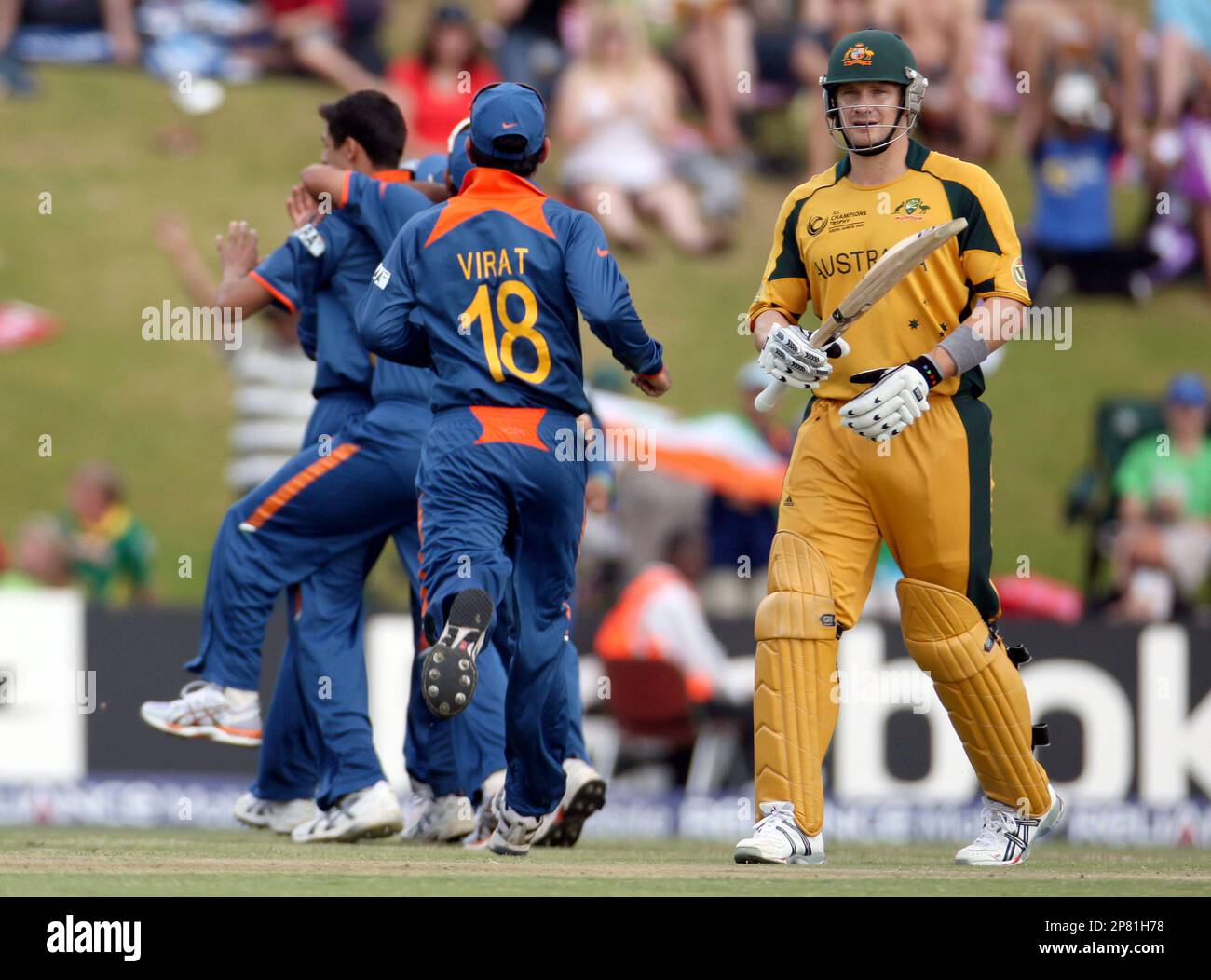 Australian batsman Shane Watson leaves the field after he was caught out by Indian fielder Harbhajan Singh off a ball by Ashish Nehra during their Champions Trophy cricket match at Centurion, South Africa, Monday, Sept. 28, 2009. (AP Photo/Karel Prinsloo) Banque D'Images