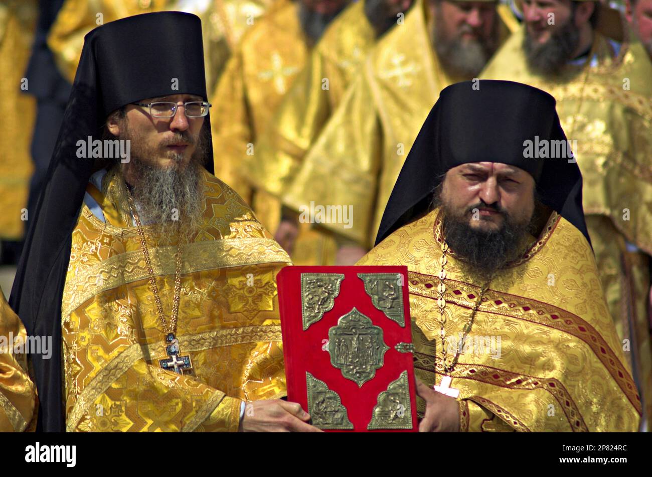 Dignitaires chrétiens orthodoxes russes en procession à l'intérieur du Kremlin, Moscou Banque D'Images