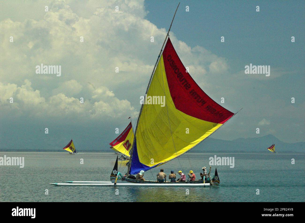 Un prahu de style traditionnel qui navigue au large de Pasir Putih (« Plage Blanche ») sur la côte est de Java, en Indonésie Banque D'Images