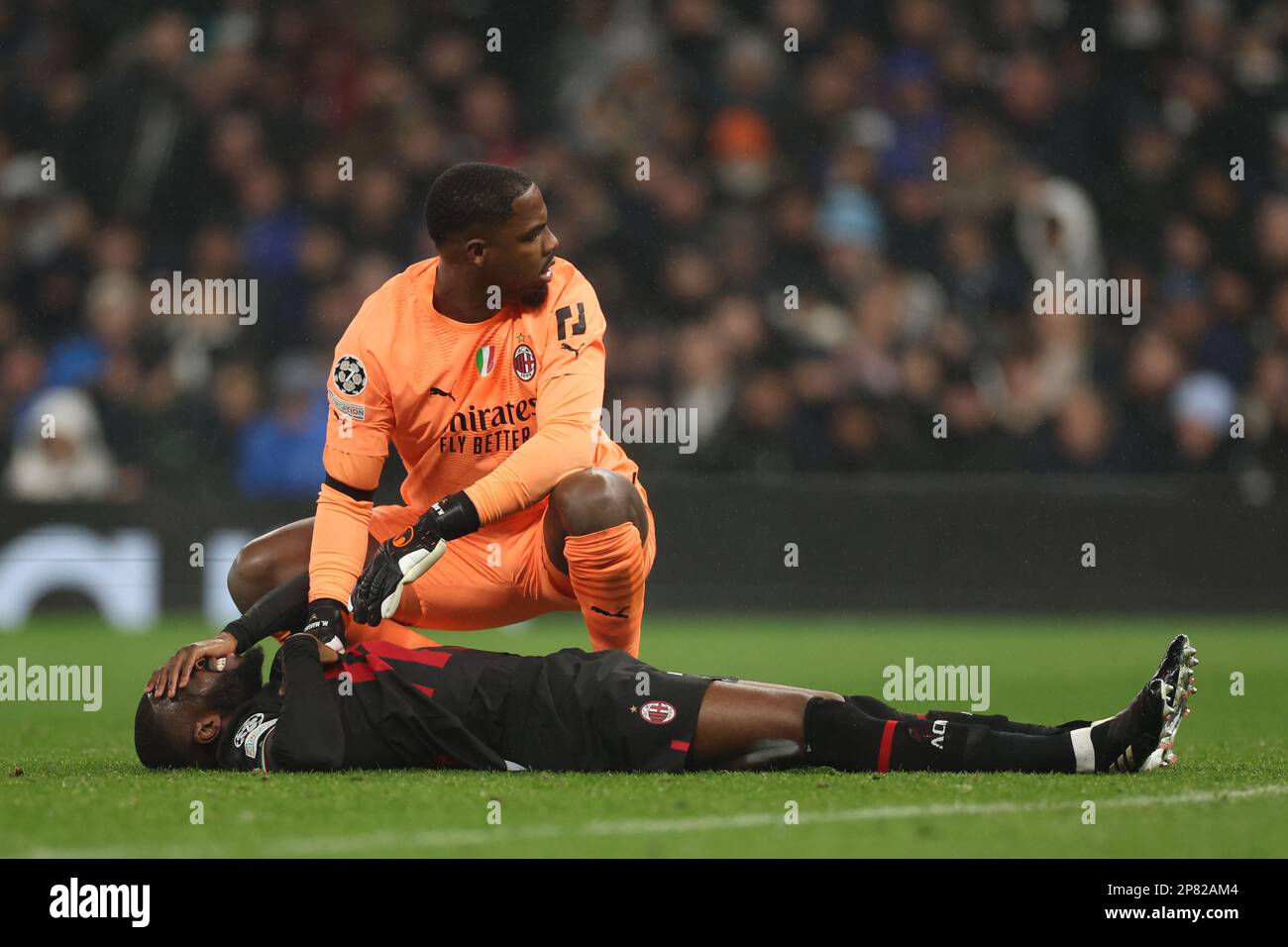 Stade Tottenham Hotspur, Londres, Royaume-Uni. 8th mars 2023. Champions League football, Round of 16, second Leg, Tottenham Hotspur versus AC Milan ; Fikayo Tomori ogoes don inred Credit: Action plus Sports/Alay Live News Banque D'Images