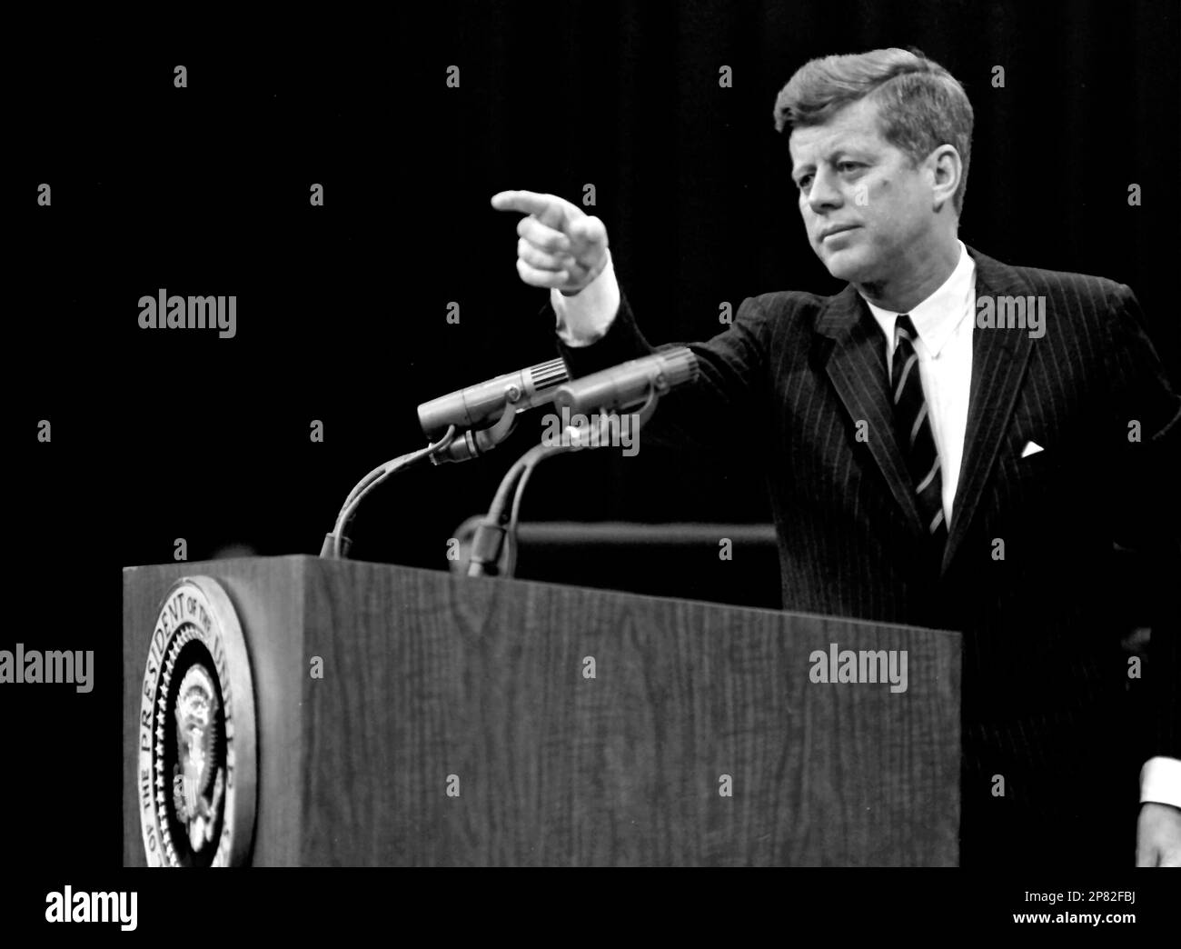 Le Président des États-Unis John F. Kennedy appelle un journaliste lors d'une conférence de presse à l'Auditorium du Département d'État à Washington, DC, jeudi, 21 février 1963. Crédit: Arnie Sachs/CNP Banque D'Images