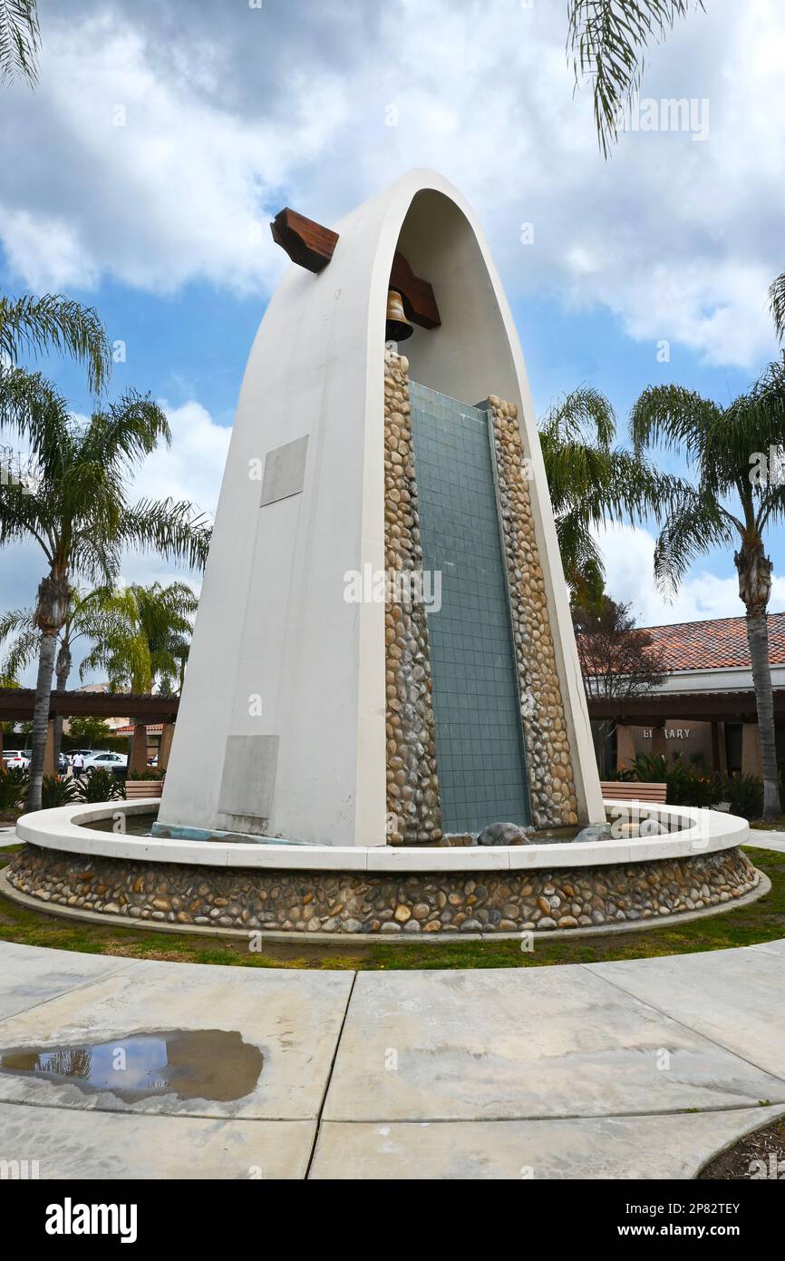 PLACENTIA, CALIFORNIE - 8 MARS 2023 : la fontaine de la tour Bell dans la cour du centre civique de Placentia. Banque D'Images