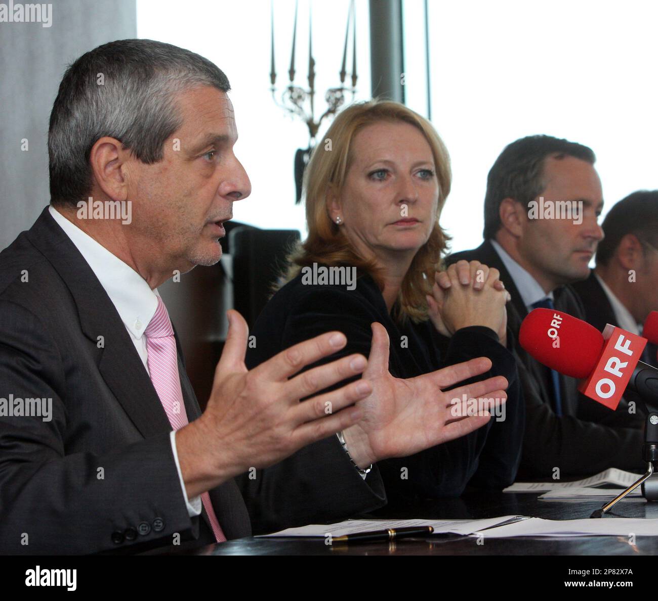 Georg Serentschy, Managing director of Austrian Regulatory Authority for Broadcasting and Telecommunications, RTR, Austrian Infrastructure Minister Doris Bures and Hannes Ametsreiter, Chief Executive Officer of Telekom Austria Group, from left, speak at a press conference in Vienna, Austria, on Thursday, Sept. 17, 2009. (AP Photo/Ronald Zak) Banque D'Images