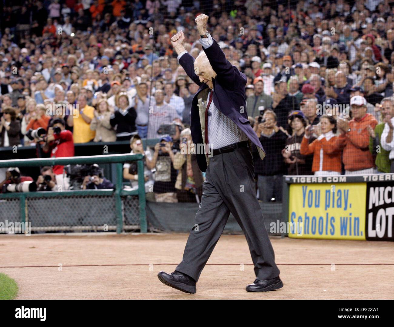 Former Detroit Tigers broadcaster Ernie Harwell walks onto the field at Comerica Park during a tribute in his honor in the third inning of a baseball game against the Kansas City Royals, Wednesday, Sept. 16, 2009, in Detroit. The 91-year-old recently announced he has inoperable cancer. (AP Photo/Duane Burleson) Banque D'Images