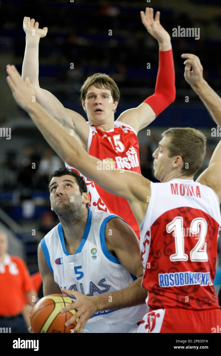 Greece's Ioannis Bourousis, left, is challenged by Russia's Timofey Mozgov, back, and Sergey Monya during their EuroBasket 2009, European Basketball Championships group E qualifying round match in Bydgoszcz, Poland, Sunday Sept. 13, 2009. (AP Photo/Darko Vojinovic) Banque D'Images