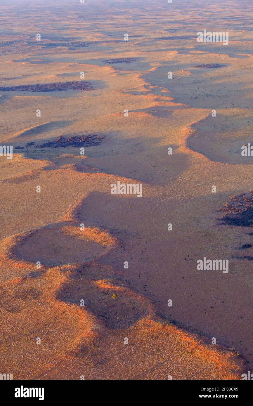 Vue aérienne des formations de dunes de sable dans le parc national de Kata Tjuta-Uluru, Australie centrale Banque D'Images