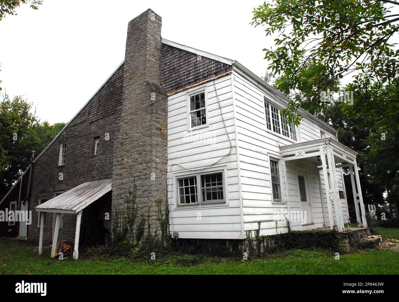 In this photo taken Aug. 28,2009, the Stanley Reed House located in Maysville, Ky. is seen. Maysville Mayor David Cartmell tells the Ledger-Independent that the Stanley Reed house will feature a museum and library dedicated to Supreme Court Justice Stanley Reed, as well as the William Akin library. Akin is a Mason County resident and benefactor of several projects. (AP Photo/The Ledger Independent, Terry Prather) Banque D'Images