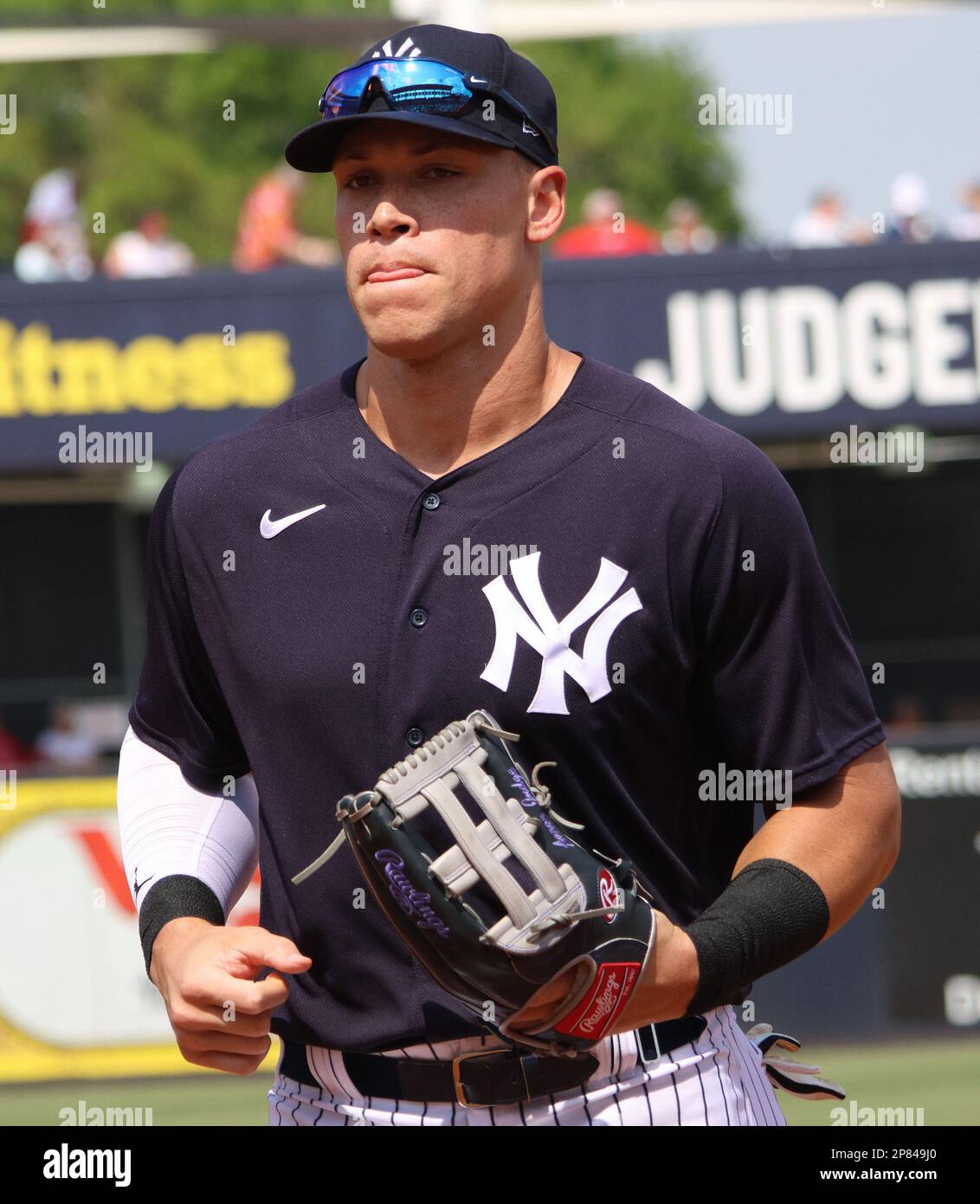 Tampa, États-Unis. 08th mars 2023. Aaron Judge des Yankees de New York passe de son nouveau poste dans le champ de gauche pendant le match d'entraînement de printemps contre le St. Louis Cardinals au Steinbrenner Field, à Tampa, en Floride, mercredi, à 8 mars 2023. Photo de Mark Abraham/UPI crédit: UPI/Alay Live News Banque D'Images