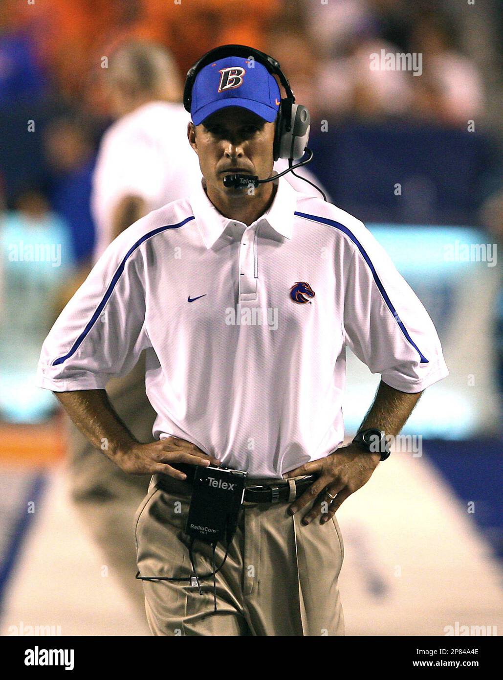 Boise States head coach Chris Petersen walks the sidelines during the second half of the NCAA college football game on Thursday, Sept. 3, 2009 in Boise, Idaho. BSU went on to win 19-8. (AP Photo/Matt Cilley) Banque D'Images
