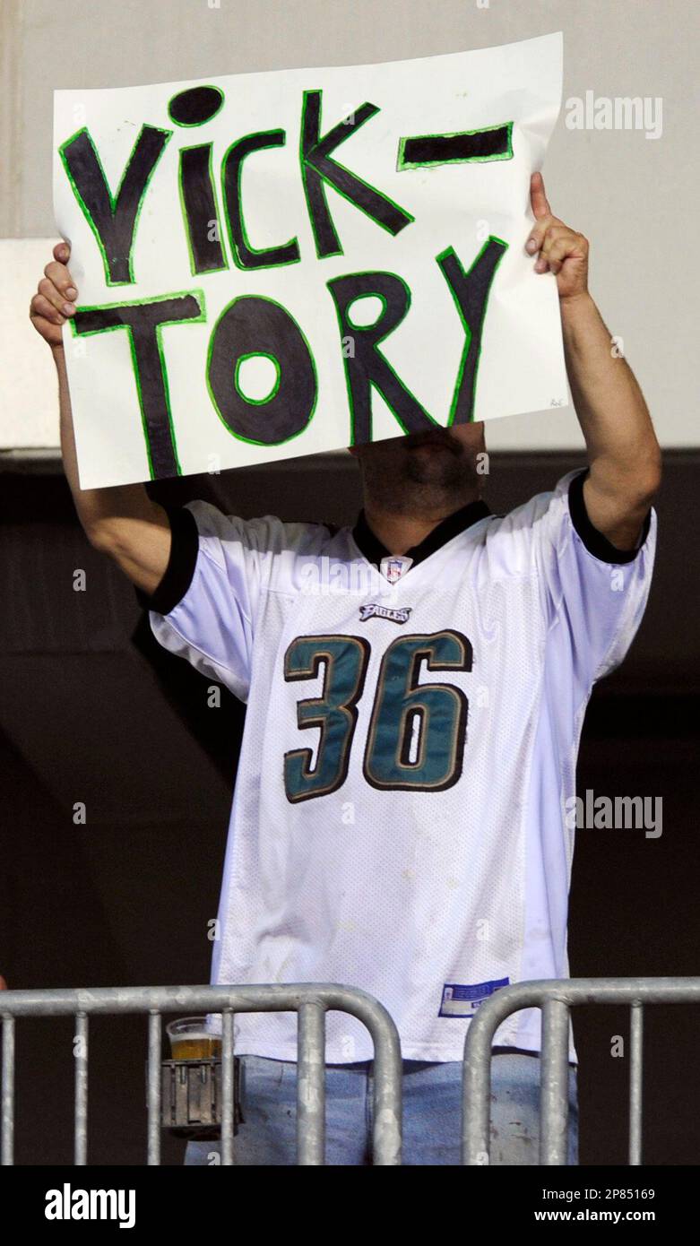 A fan of Philadelphia Eagles quarterback Michael Vick holds up a sign during the first half of a preseason NFL football game against the Jacksonville Jaguars, Thursday, Aug. 27, 2009, in Philadelphia. Vick played in his first game since being released from prison. (AP Photo/Michael Perez) Banque D'Images