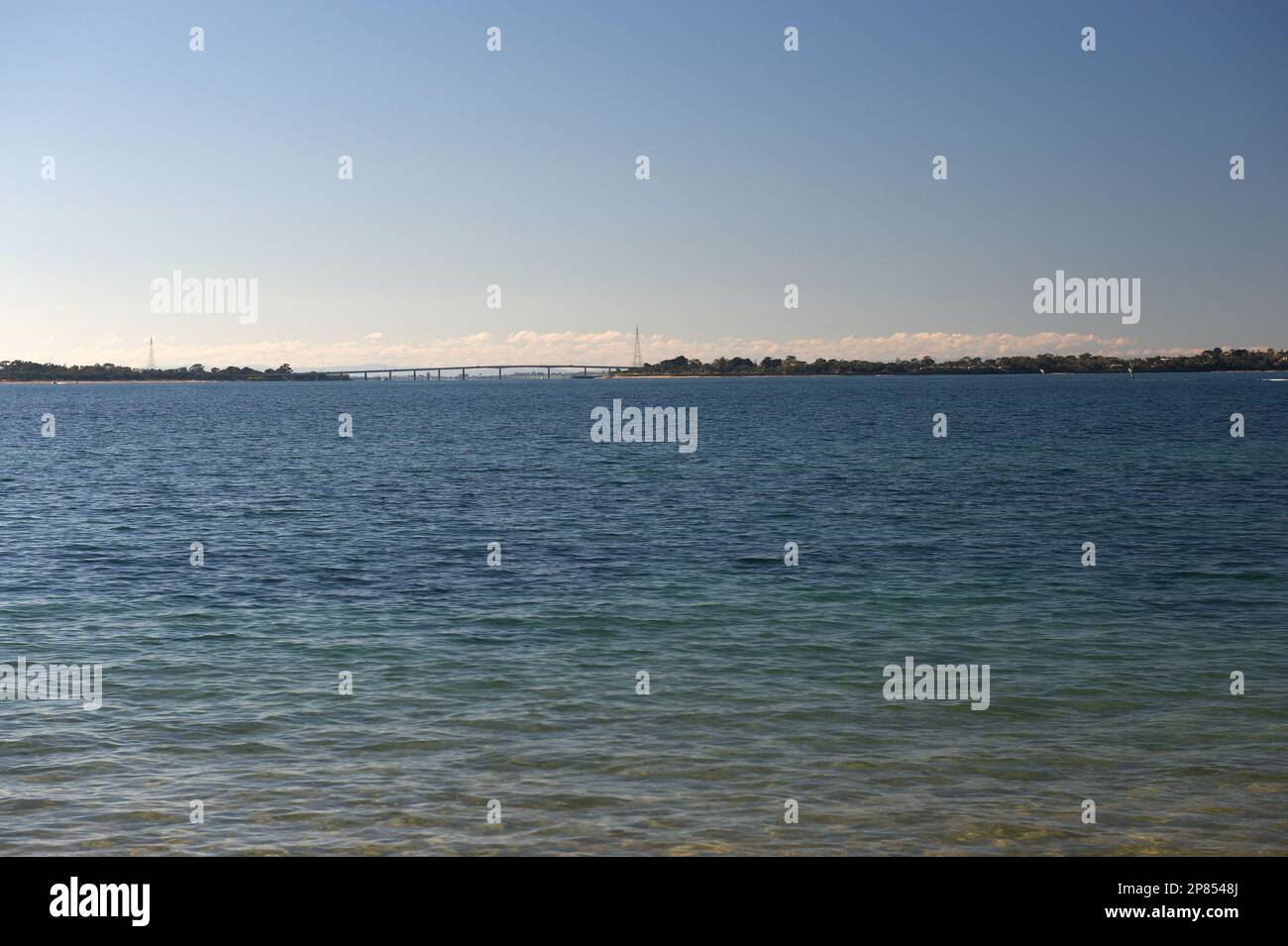 San Remo, à Victoria, en Australie, est la porte de Phillip Island, de l'autre côté du pont au loin. Le canal San Remo présente de fortes marées. Banque D'Images