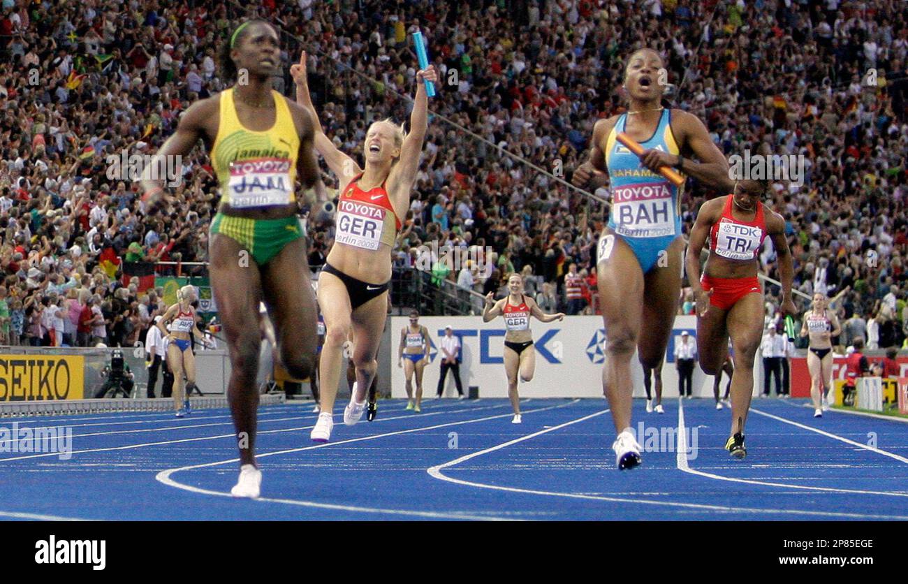 Germany's Verena Sailer celebrates as she crosses the finish line to winning the bronze in the Women's 4x100m relay during the World Athletics Championships in Berlin on Saturday, Aug. 22, 2009. Left is Jamaica's Kerron Stewart, right is Bahamas' Debbie Ferguson-McKenzie. (AP Photo/Anja Niedringhaus) Banque D'Images