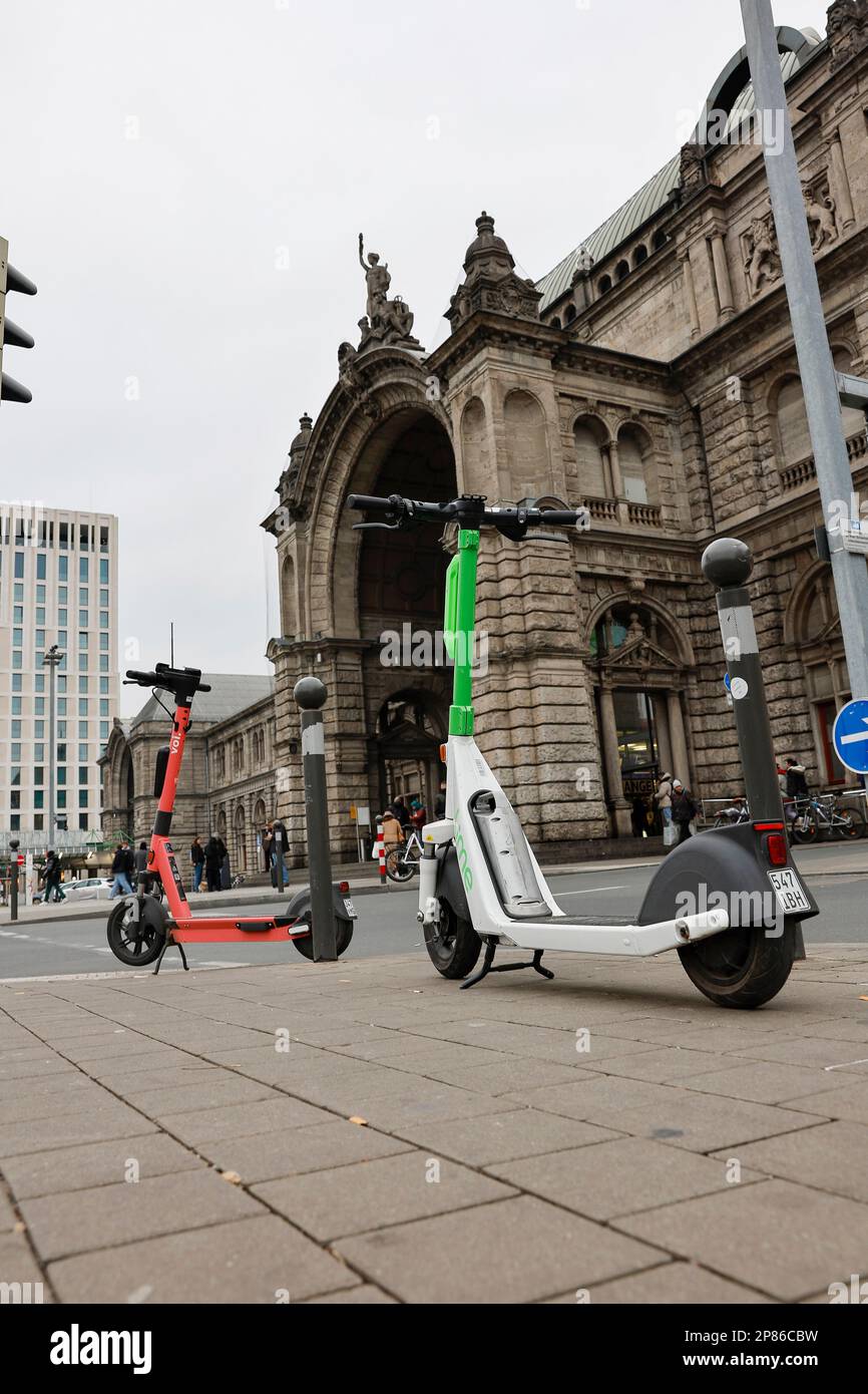 Nuremberg, Allemagne. 05th mars 2023. Des e-trottinettes se trouvent sur la  place en face de la gare principale de Nuremberg. Environ 6 000 scooters  électriques de cinq fournisseurs sont sur la route