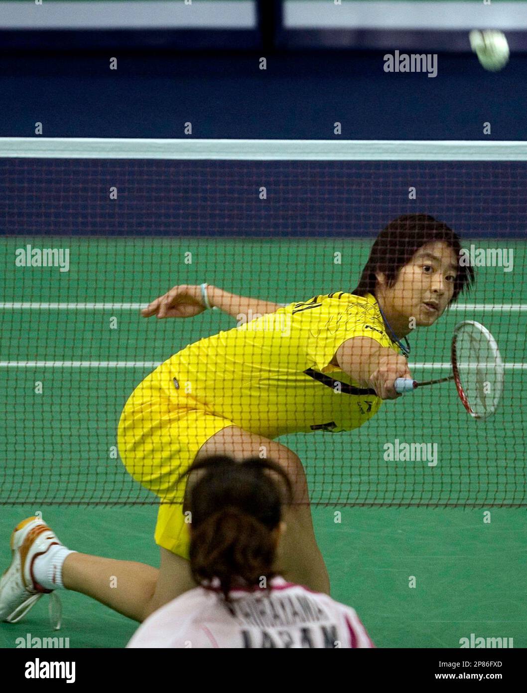 China's Wang Lin plays a shot against Japan's Yu Hirayama, unseen, during the World Badminton Championships in Hyderabad, India, Wednesday, Aug. 12, 2009. (AP Photo/Manish Swarup) Banque D'Images