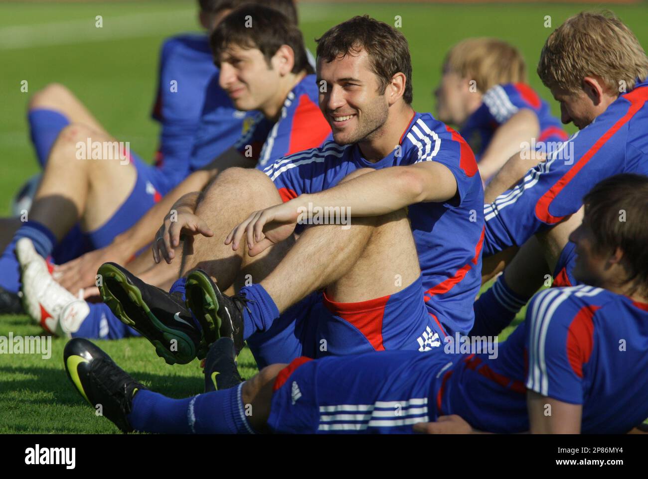 Russia's team players are seen during the public training session in Moscow Monday, Aug. 10, 2009. Russia will play a friendly soccer match against Argentina on Wednesday.(AP Photo/Ivan Sekretarev) Banque D'Images