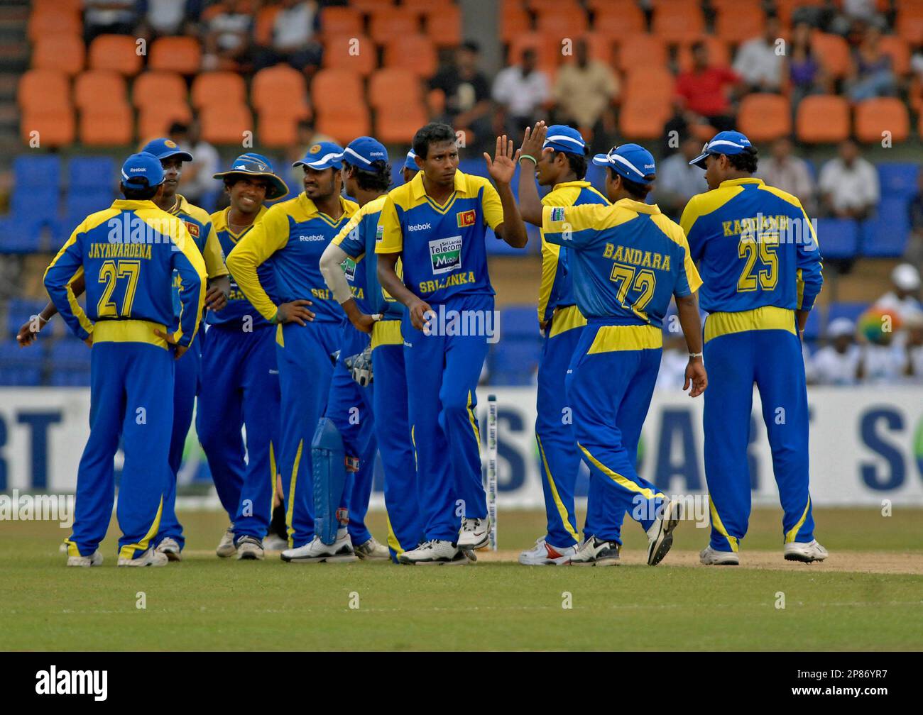 Members of the Sri Lankan team congratulate their bowler Thilan Thushara, center facing the camera, for taking the wicket of Pakistan's Imran Nazir, unseen, during their fourth One Day International cricket match in Colombo, Sri Lanka, Friday, Aug. 7, 2009. (AP Photo/Lakmal Wasantha) Banque D'Images