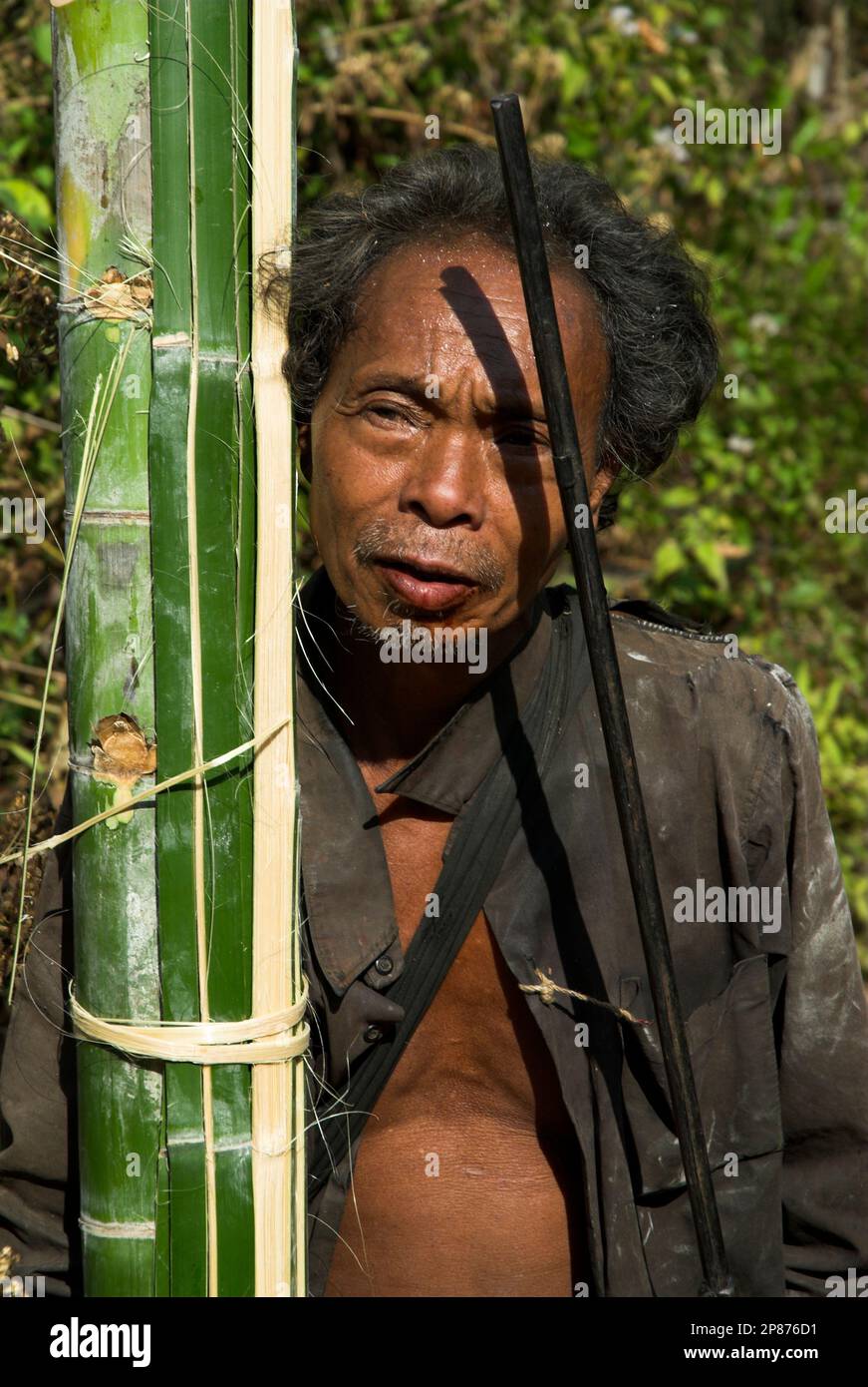 Hunter de la minorité Eng, hors de Kengtung dans l'État de Shan de l'est, Birmanie ( Myanmar ). Il porte une longueur de bambou et une arme à feu rouillée. Banque D'Images